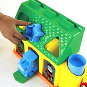 MAŠINKA TOMÁŠ A PŘÁTELÉ BAREVNÝ DŮM FISHER PRICE FP-CDN12